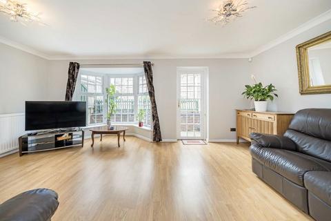 7 Spring Grove, Hampton, TW12 2DP