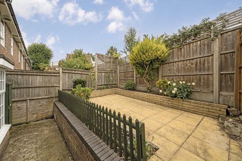 7 Spring Grove, Hampton, TW12 2DP