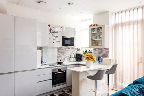 2 bedroom flat for sale, Bardolph Road, Richmond