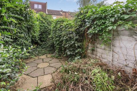 2 bedroom flat for sale, Elthorne Avenue, London W7