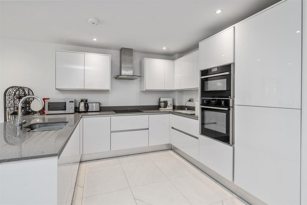 Apt 1 Fairway Lawns Solihull 3.jpg