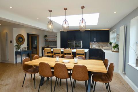 4 bedroom detached house for sale, Chandlers Close, CO5 8DY