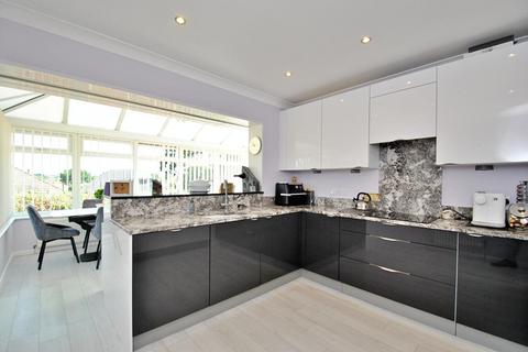 3 Mead Close, Broadstone, BH18 8HQ