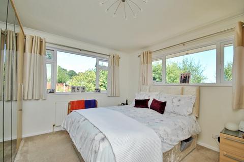 3 Mead Close, Broadstone, BH18 8HQ
