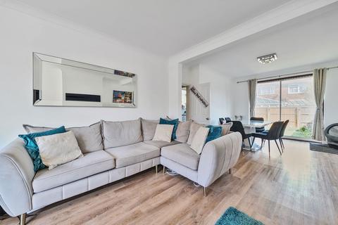 3 West Hallowes, London, SE9 4EY