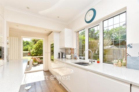 4 bedroom detached house for sale, Highlands Avenue, Uckfield TN22