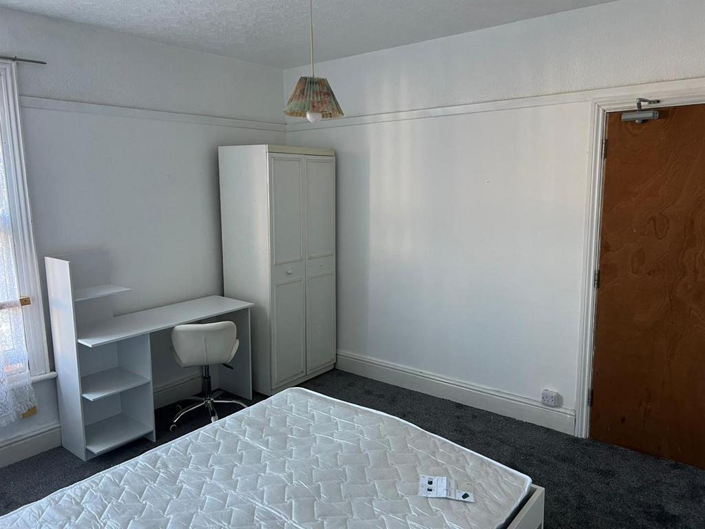 Room 5 - 2.jpg