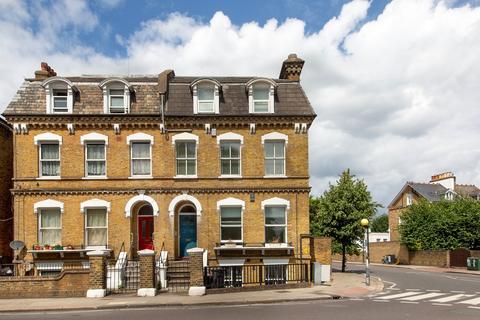 3 bedroom flat for sale, North Side Wandsworth Common, London