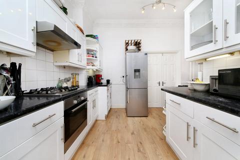 3 bedroom flat for sale, North Side Wandsworth Common, London
