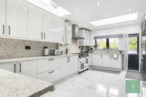5 bedroom semi-detached house for sale, Lakenheath, London, N14