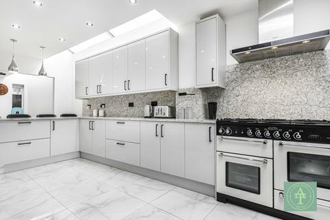 5 bedroom semi-detached house for sale, Lakenheath, London, N14