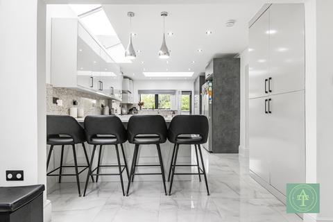 5 bedroom semi-detached house for sale, Lakenheath, London, N14