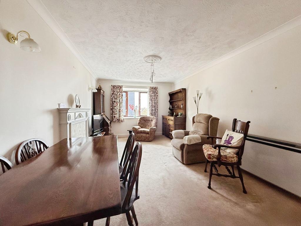 Lounge &amp; Dining Area