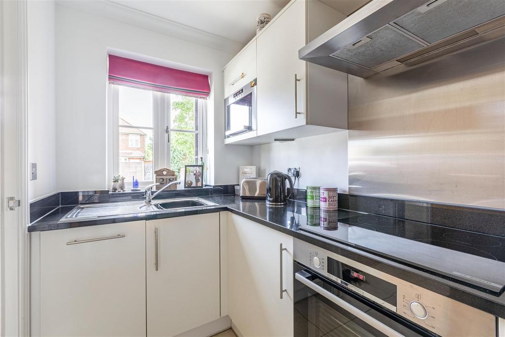 2 Kings Terrace, KT14 7 AP - 8.jpg