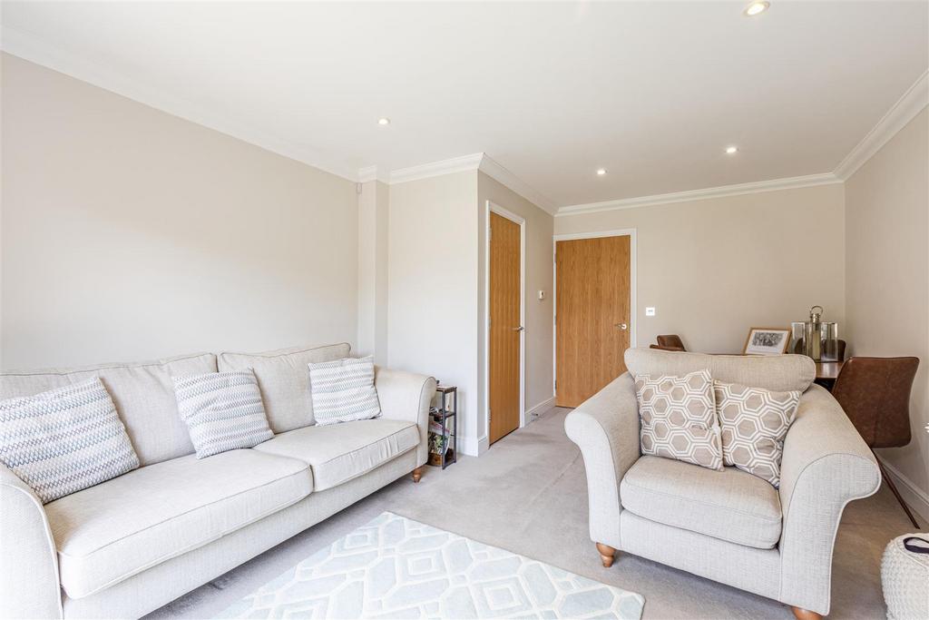 2 Kings Terrace, KT14 7 AP - 10.jpg