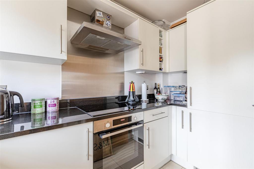 2 Kings Terrace, KT14 7 AP - 7.jpg