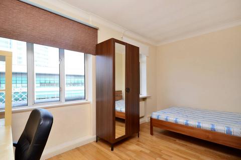Studio to rent, Warren Court, Fitzrovia, London, NW1