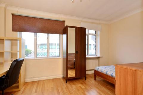 Studio to rent, Warren Court, Fitzrovia, London, NW1