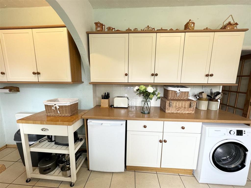 Kitchen 2.jpg