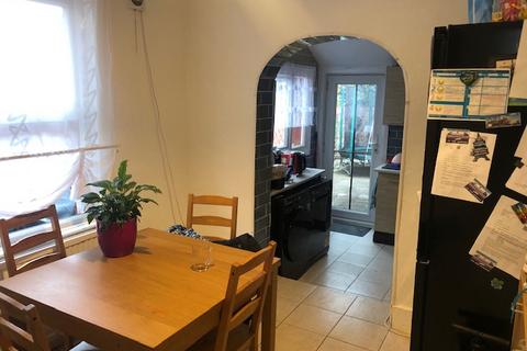 4 bedroom terraced house to rent, Victoria Road, London N9