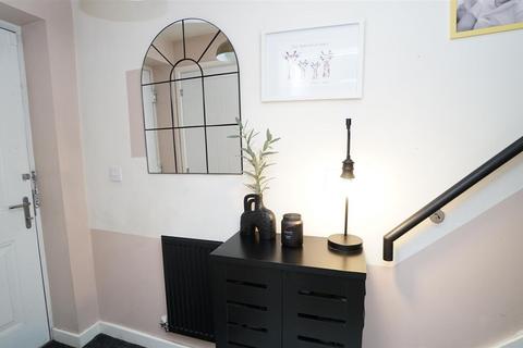 18 Carrier Lane, Bradford, BD2 3FX