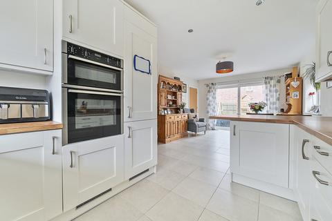 4 bedroom detached house for sale, Hawthorn Grove, Waltham Chase, Southampton, Hampshire, SO32