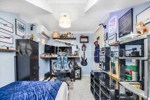 28 Schooner Close, London, E14 3GG