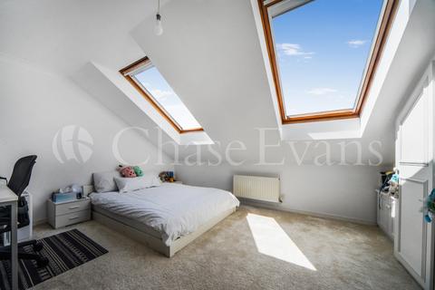 28 Schooner Close, London, E14 3GG