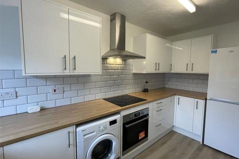 2 bedroom flat to rent, Crookham Road, Hampshire GU51
