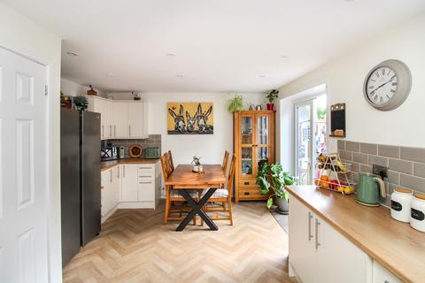 34 Vanbrugh Close, Crawley, RH11 8FA