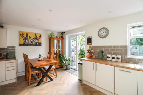 34 Vanbrugh Close, Crawley, RH11 8FA