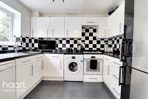 Roosevelt Avenue, Chatham