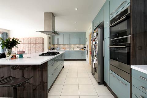 6 Callingham Place, Beaconsfield, HP9 2BT