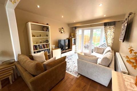 3 bedroom semi-detached house to rent, Welbeck Road, Harrow HA2