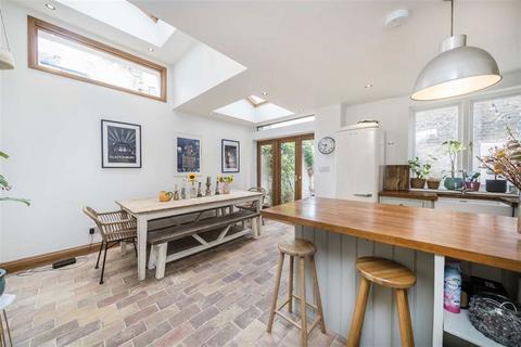 2 bedroom flat for sale, Eckstein Road, London SW11