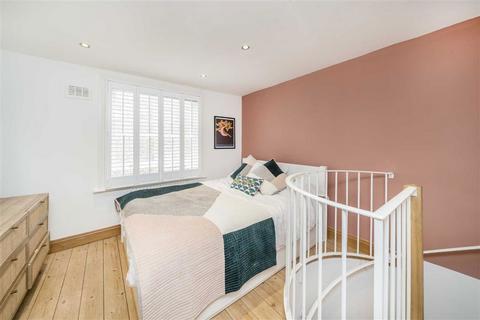2 bedroom flat for sale, Eckstein Road, London SW11