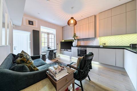 Flat 2, 16 Richborne Terrace, London, SW8 1AU