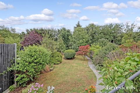 3 bedroom semi-detached house for sale, Deyncourt Gardens, Upminster, RM14