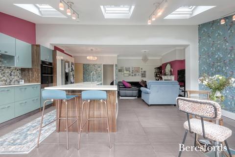 3 bedroom semi-detached house for sale, Deyncourt Gardens, Upminster, RM14