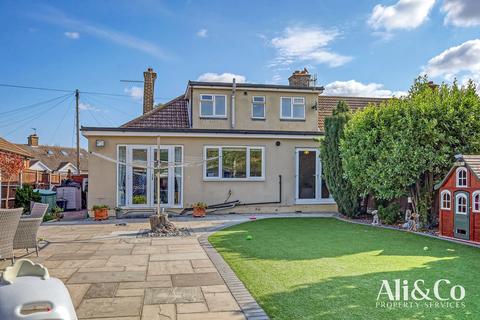 4 bedroom bungalow for sale, Waverley Gardens, Grays