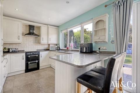 4 bedroom bungalow for sale, Waverley Gardens, Grays