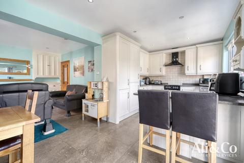 4 bedroom bungalow for sale, Waverley Gardens, Grays