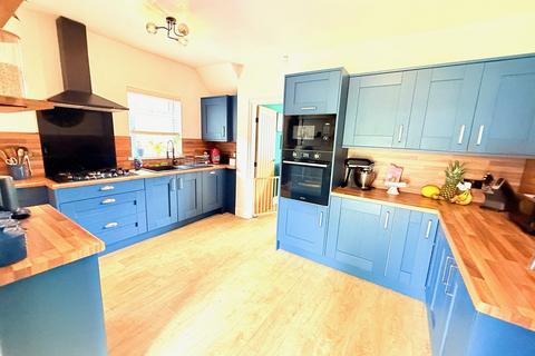 3 bedroom semi-detached house for sale, Poplar Grove, Shipley BD18