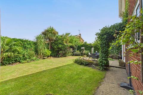 5 bedroom detached house for sale, Welton Road, Brough