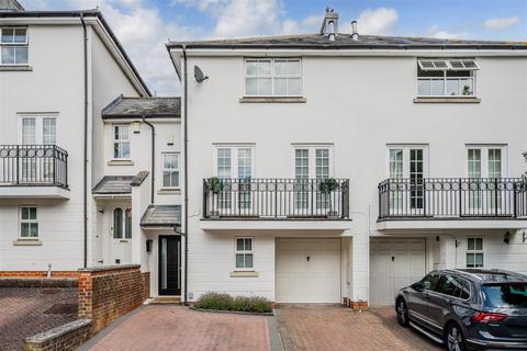 4 bedroom terraced house for sale, St. Theresa Close, Epsom