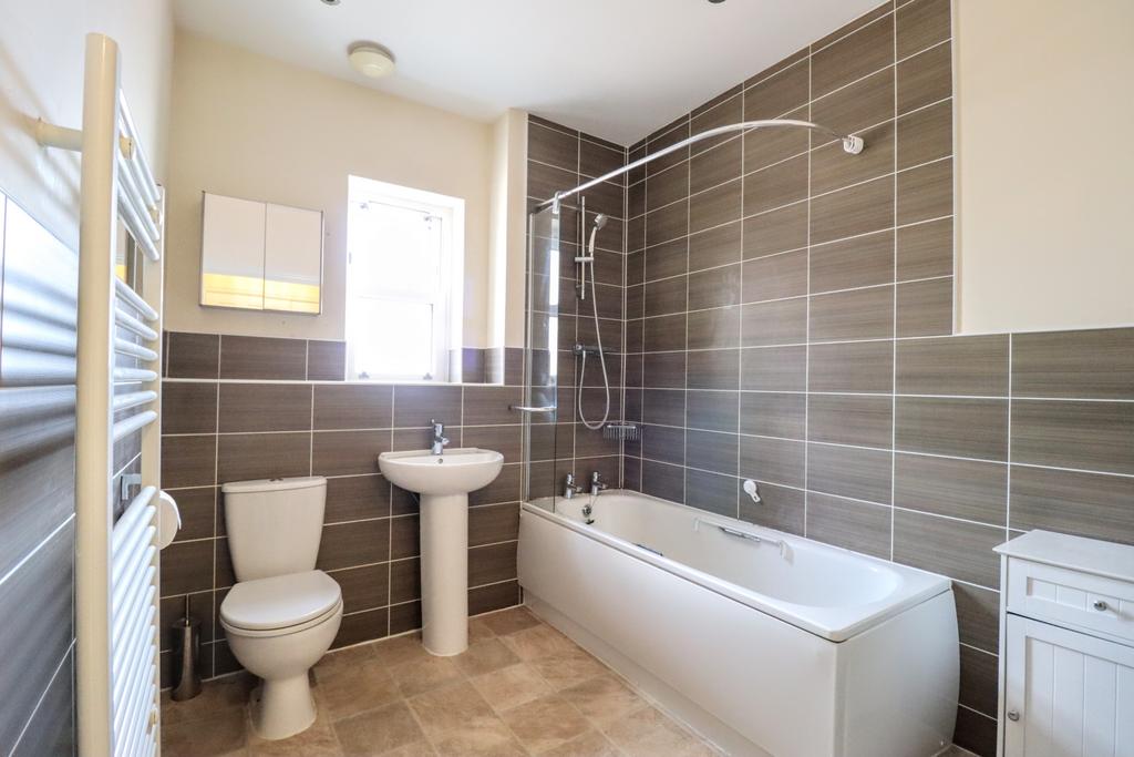 55 Watson House bath