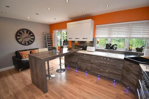 4 bedroom detached house for sale, Five Acres, Danbury