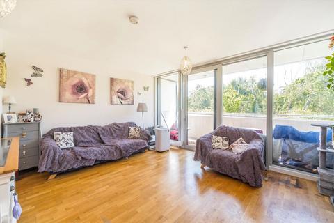 2 bedroom flat for sale, Colonial Drive, London W4