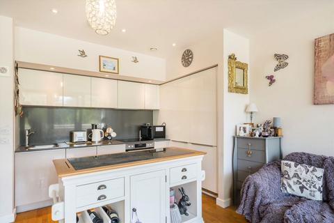 2 bedroom flat for sale, Colonial Drive, London W4