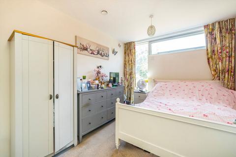 2 bedroom flat for sale, Colonial Drive, London W4